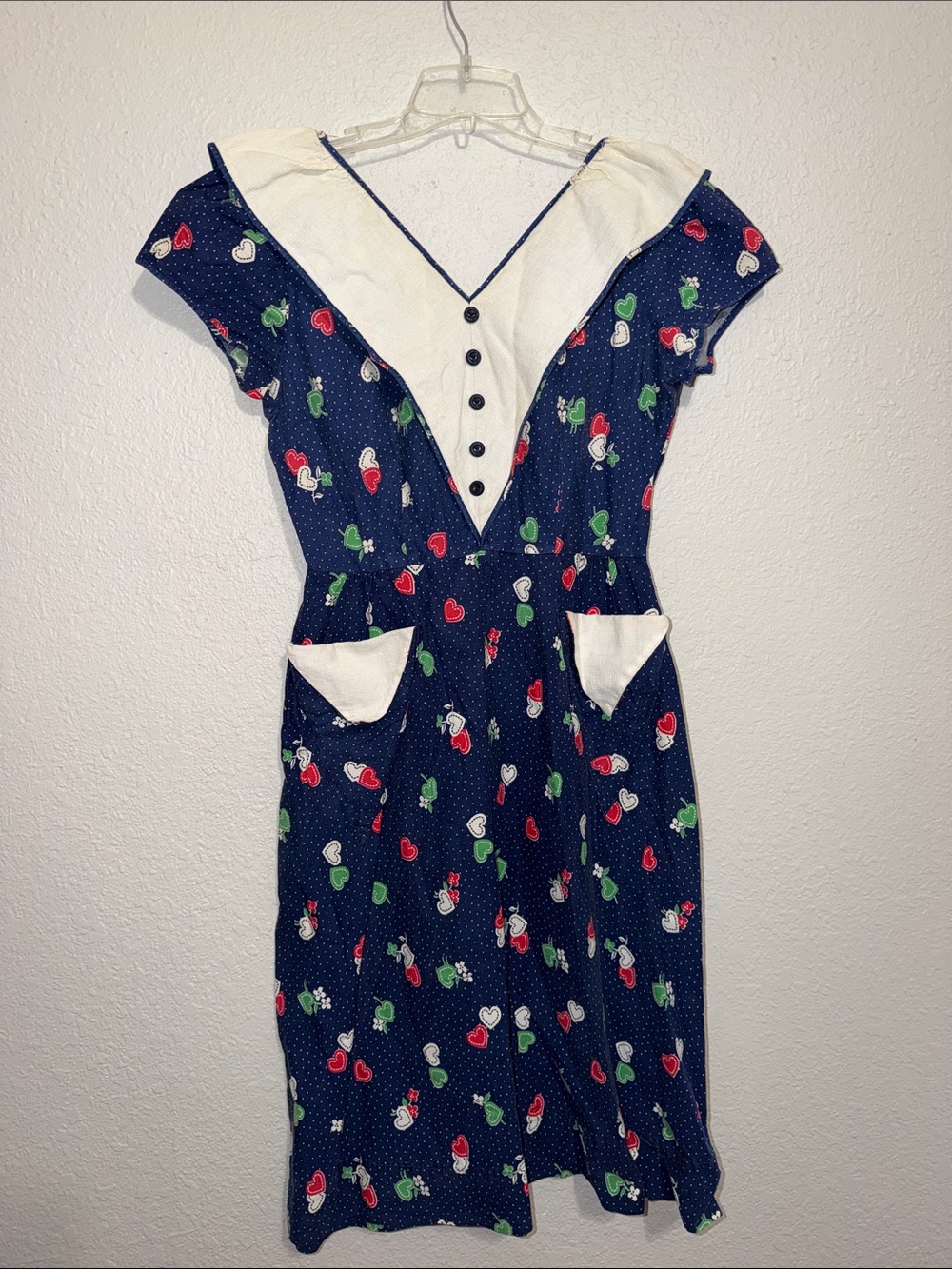 vintage 70s blue novelty print dress white V-shaped collar, buttons heart motifs